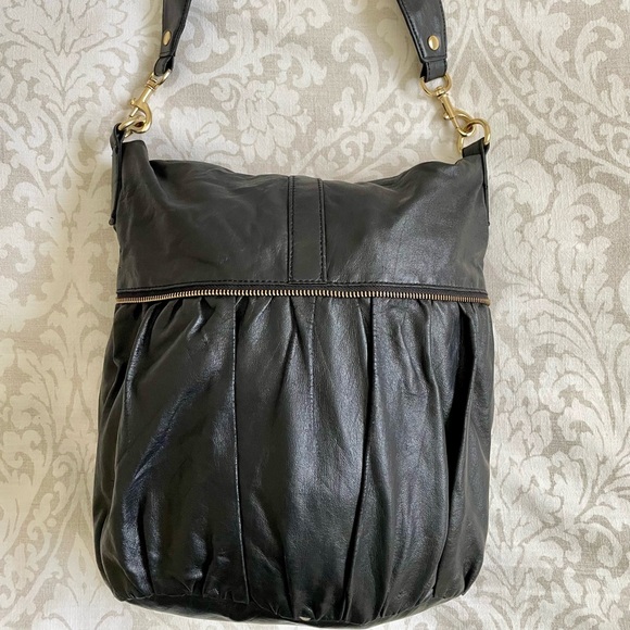 Matt & Nat Black Vegan Bucket Handbag - Picture 2 of 4